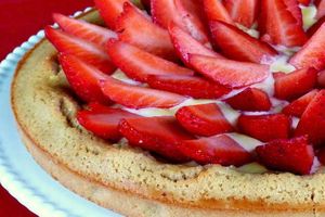 Tarte comme un financier aux fraises et crème de passion