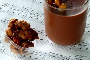 Panna cotta au chocolat noir et noisettes caramélisées