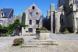 Locronan la place de l'église
