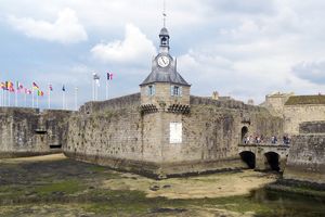 Concarneau: Ville close à marée haute et à marée basse