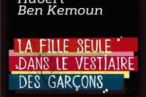 La fille seule dans le vestiaire des garçons