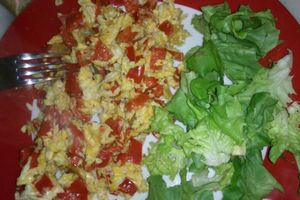 Oeufs brouillés poivron rouge et oignon