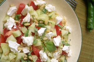 Salade chèvre, concombre, tomate, semoule, basilic et pignons