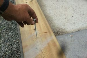 Fixation aux normes : Toutes structures doivent tout de même est en respect des calculs et bien sûr des effort du vent, neige et charges d'exploitation et permanent . Attention à la concurrence à bas prix qui ce permettent du grand n'importe quoi : contreventement d'une maison avec une ou deux petites diagonales avec assemblage tenon mortaise , fixations pied de poteaux avec équerre légère .... J'irai pas jusqu'à envoyer des photos des chantiers conçurent . Aux concurrents : embaucher et passer par un bureau d'études s'il vous plais! Photo avec vis béton qui nous servent juste pour réglage , puis sur la deuxième lisses il y aura de grands goujons et parfois une grande équerre pour reprendre les soulèvements . Le par- pluie de M... Est au client : juste pour réparation de l'ancien.