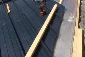 Toiture très plate sur maison paille , assurons au maximum . Par pluie posé par le client : solution bien en toit simple ! Avec plus de pente...ventilation supplémentaire : car grille linéaire et faîtage ventilée partout. Soyons pro autant que possible : vérifier la pente si compatible avec dtu ?