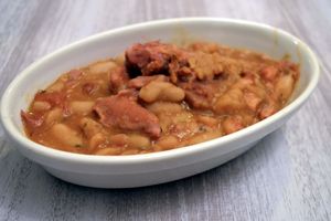 Cocos au petit salé et sauce tomate pimentée