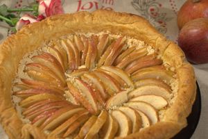 Tarte aux pommes citronnées et sur fond de noisettes.