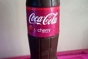 Gâteau bouteille coca cola cherry