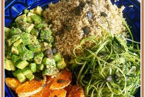 Buddha bowl : Salade de spagetti de courgettes, oranges, quinoa, avocat