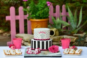 Gâteau de baptême blanc noir et fushia