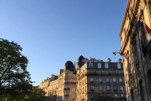 Un matin, place de la Nation.