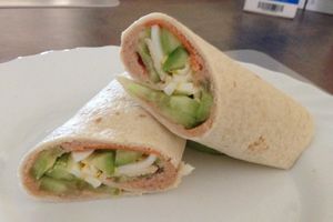 Wrap au thon et aux crudités