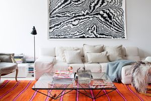 Un intérieur en blanc, noir et rouge-orangé