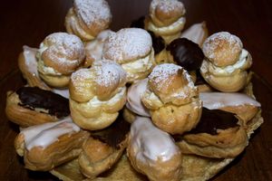 Marmite de nougatine garnie de choux et éclairs