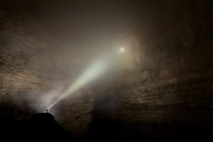 L’étrange et mystérieuse immense grotte dans le Caucase Russe… !