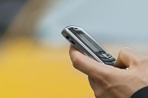 Un message laissé sur le répondeur d’un téléphone mobile, retranscrit par un huissier, peut-il servir de preuve dans le cadre d’un litige m’opposant à mon associée ?