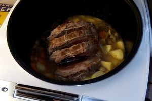 Rôti aux pommes de terre, lardons, champignons