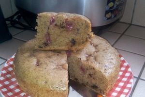 Gâteau au lait de coco, fraises et chunky de chocolat noir.