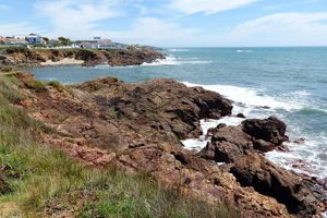 Promenade côtière au château d'Olonne en Mai