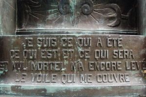 L'étrange statue d'Isis voilée