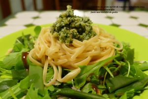 Linguine au pesto et salade de roquette
