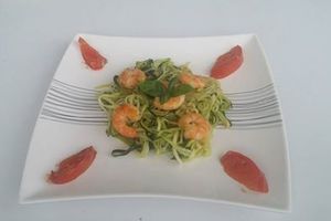 spaghettis de courgettes, crevettes marinées et tomates