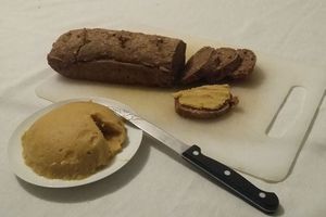 pain maison et pâté végétale
