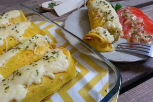 Crêpes safranées farcies aux poireaux et pommes de terre.