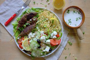 Brochettes de kofte, boulgour et salade de feta
