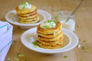 Galettes de pommes de terre, fromage et oignons nouveaux