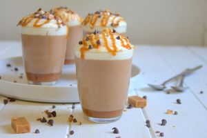 Mousse au chocolat au lait, caramel beurre salé et chantilly