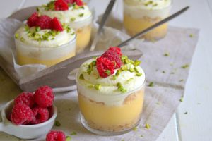 Trifles à la crème de citron, chantilly, framboises et pistaches