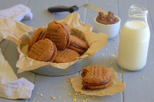 Sandwich cookies au beurre de cacahuète et ganache au chocolat au lait