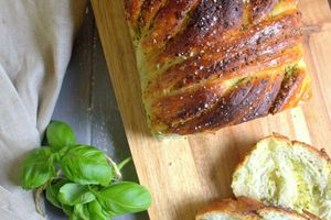 Pain au lait tressé au pesto