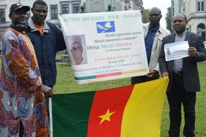 DES CAMEROUNAIS MANIFESTENT PACIFIQUEMENT POUR MARAFA HAMIDOU YAYA À BRUXELLES