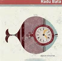 Mine de petits riens sur un petit lit à baldaquin de Radu Bata