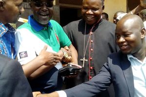 Jour de vote avec l'Archevêque Nzapalainga à l'école Gbaya Dombia au km5 le 30 décembre 2015
