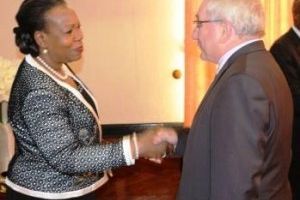 CATHERINE SAMBA-PANZA RENTRE A BANGUI ET SE FAIT ESCORTER PAR DES HELICOPTERES FRANCAIS