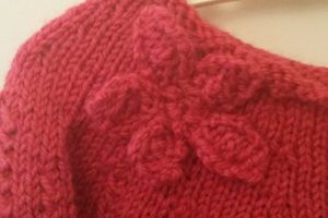 Fleuri mais déjà douillet, un pull facile à tricoter