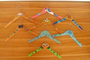 DIY - De jolis cintres en bois peint pour la chambre des enfants