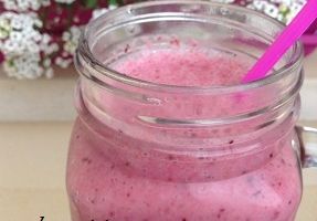 smoothie aux fruits rouges et lait d'amande