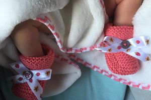 Petits chaussons avec ruban pour bébé