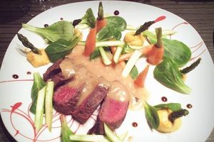 Filet d'autruche, sauce au riesling, écrasé de patates douces et sa garniture printanière