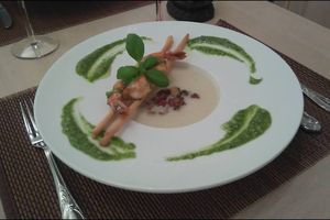 Velouté de choux-raves, scampis au pesto et sa garniture forestière