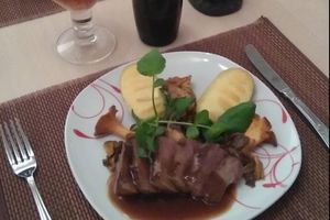 Filet de chevreuil sauce à l’Orval, poêlée de champignons des bois et macaires au fromage d’Orval