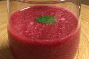 Booster smoothie: beetroot, strawberry, mint