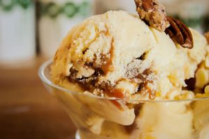 Glace vanille/caramel et noix pécan/amandes caramélisées