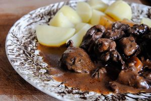 Civet de chevreuil mariné façon grand veneur