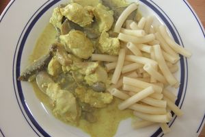 Colombo de poulet dans le pichet microplus au micro onde