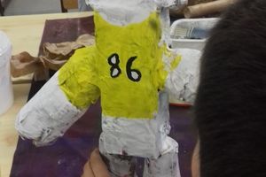 Réalisation de volume en papier mâché à partir d'objets de récupération